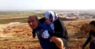 Polis Yaralı Suriyeli Kadını Sırtında 2 Kilometre Taşıdı