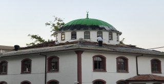 Akçakoca Çuhallı Camisinin Çatısı Onarılıyor