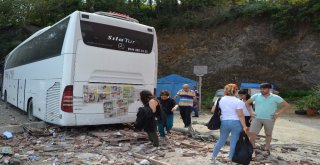 Karşı Şerite Geçen Otomobil İkiye Bölündü: 1 Ölü, 10 Yaralı