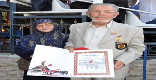 Manisada Yemin Eden Komandolar Zeybek Oynadı