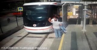 Tramvayın Yayaya Çarpma Anı Kamerada