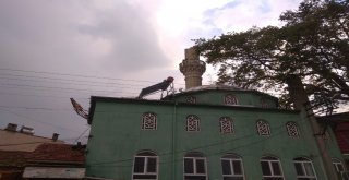 Kepsutta Aşırı Yağıştan Cami Minaresi Devrildi