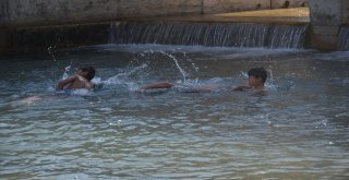 Yüksekovalı Gençler Köprücük Deresinde Serinliyor