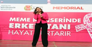 Şarkıcı Burcu Güneşten Pembe Konser