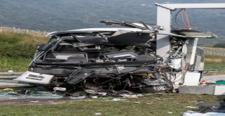 İsviçrede Turistleri Taşıyan Otobüs Kaza Yaptı: 15 Yaralı