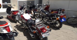 Benzin Sızdıran Motosikletin Üzerinde Şaşırtan Uyarı