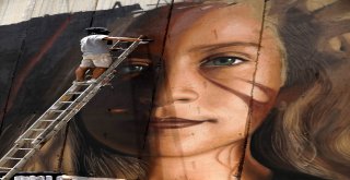 Filistinli Sanatçılar, Ayrım Duvarına “Cesur Kız” Tamiminin Resmini Çizdi