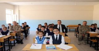 Vali Toprak, Irak Sınırındaki Köyleri Ziyaret Etti