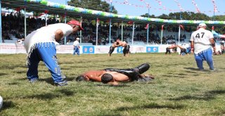 Yenilip Ağlayan Güreşçiyi Belediye Başkanı Sakinleştirdi