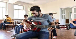 Mamakta Gitar Kursuna Yoğun İlgi