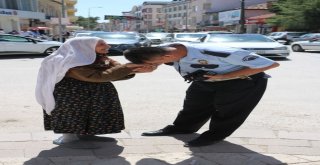 Yaşlı Kadını Karşıya Geçirdi Sonra Elini Öptü