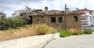 Manavgatta Telefon Direği Yıkıldı, Teller Askıda Kaldı