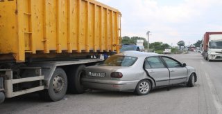 Otomobil Park Halindeki Kamyona Çarptı: 2 Yaralı