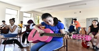 Mamakta Gitar Kursuna Yoğun İlgi