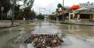 Bodrumda Beklenen Yağış Gerçekleşti, Sokaklar Göle Döndü
