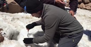 Dağcıların 5 Bin 58 Rakımlı Süphan Dağında Karlı Pekmez Keyfi