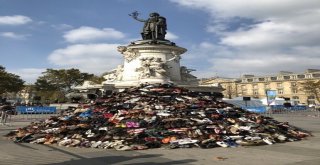 Fransa Halkı Bombalara Tepki Çekmek İçin Ayakkabı Fırlattı