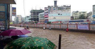 Bangladeşte Yağan Yağmur Taşkına Döndü