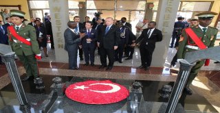 Cumhurbaşkanı Erdoğan, Cumhurbaşkanlığı Kabristanını Ziyaret Etti