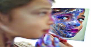 Gazzeli Genç Kadın, Zor Şartlar Altında Sanatını Sürdürüyor