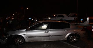 İki Otomobilin Çarpıştı, Araçlardan Biri Alev Aldı