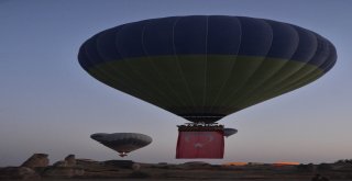 Kapadokyada Balonlar Türk Bayraklarıyla Havalandı