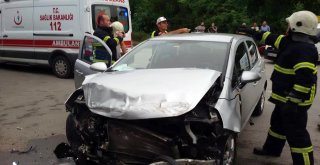 Otomobilin Çarptığı Servis Aracı Takla Attı: 8 Yaralı