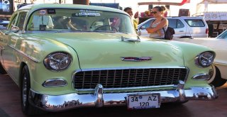 Klasik Otomobillerle Fotoğraf Çektirmek İçin Birbirleriyle Yarıştılar