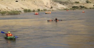 Tarihi İlçede, Vali İle Birlikte Araplar Rafting Yaptı