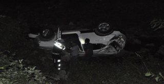 Otomobil Şarampole Yuvarlandı: 2 Yaralı