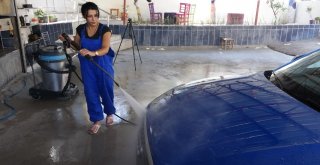 Mersinde Oto Yıkamacı Kadınlar Erkeklere Taş Çıkartıyor