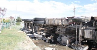 Afyonkarahisarda Çimento Yüklü Tır Devrildi