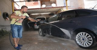 Hava Sıcakları Artınca Oto Yıkamacı Adam Yıkamacıya Döndü