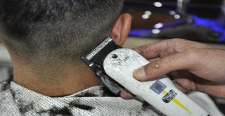 Kitap Okuyup Özetini Çıkarana Berberden Ücretsiz Tıraş