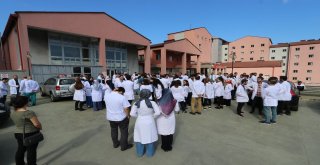 Rizede Sağlık Çalışanları İstanbulda Doktorun Öldürülmesini Protesto Etti