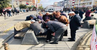 (Özel) Bankta Çocuklar Gibi Dokuztaş Oynadılar