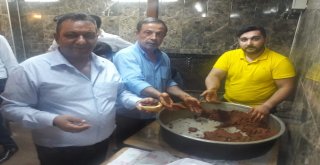 Kına Töreninde Tatlı Yerine Çiğköfte Dağıtıldı