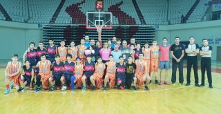 Asatlı Basketbolcular Sahaya Pembe Top İle Çıktı