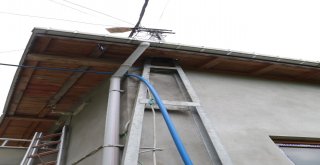 12 Yıldır Kaldırtamadığı Elektrik Direğini Çatının İçerisinden Geçirdi