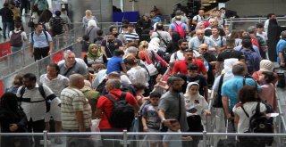 Atatürk Havalimanında Bayram Yoğunluğu Sürüyor