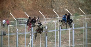 Afrikalı 600 Göçmen Kaçak Olarak İspanyaya Girdi