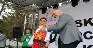 Başkan Kınık Engelli Vatandaşı Sahnede Yalnız Bırakmadı
