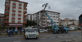 Yoldan Çıkan Otomobil Orta Refüjdeki Elektrik Direğine Çarptı: 3 Yaralı