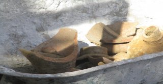 Okul Bahçesindeki Kanalizasyon Kazısında 2 Testi Bulundu