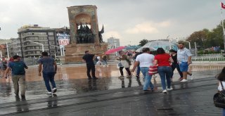 Beyoğlunda Vatandaşlar Yağmura Hazırlıksız Yakalandı
