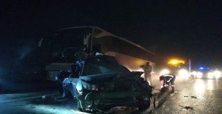 Temde Yolcu Otobüsü Lastiği Patlayan Otomobile Çarptı: 3 Yaralı