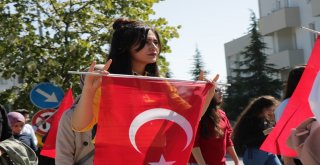 Üniversite Öğrencilerinden Bayrak Yürüyüşü