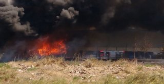 İzmirin Çiğli İlçesinde, Ulukent Sanayi Sitesinde Plastik Fabrikasının Deposunda Başlayan Yangın, Fabrikaya Da Sıçradı. Yangına 10 İtfaiye Aracı Müdahale Ederken, Ekipler Yangını Söndürmeye Çalışıyor.