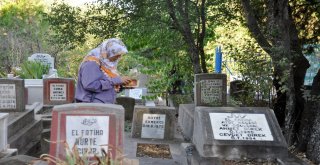 Bayram Sabahı Mezarlıklar Doldu Taştı
