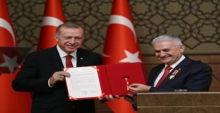 Cumhurbaşkanı Recep Tayyip Erdoğan Tarafından Tbmm Başkanı Binali Yıldırıma Cumhurbaşkanlığı Külliyesinde Düzenlenen Törenle Devlet Şeref Madalyası Tevcih Edildi.